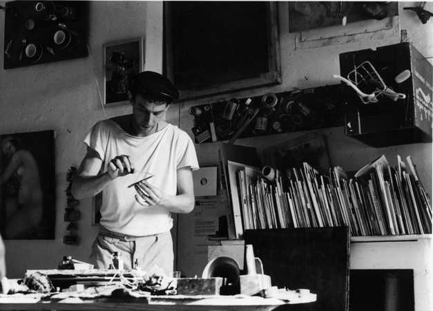 Daniel Spoerri 1962 bei der Arbeit © Archiv Daniel Spoerri